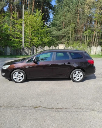 Opel Astra cena 19000 przebieg: 254600, rok produkcji 2011 z Poręba małe 497